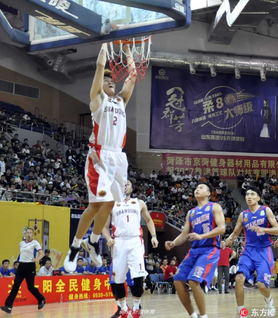 鲁津对抗赛山东轻取天津 新援闪耀菏泽演武楼 张庆鹏宝刀不老,在快速反击中接队友传球,不等防守落位,直接在三分线外张手命中,引爆全场激情。