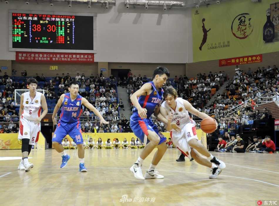 鲁津对抗赛山东轻取天津 新援闪耀菏泽演武楼 杰特重回故地毫不手软,面对旧主防守,在三分线外果断干拔跳投,皮球划出美妙弧线直坠网窝。