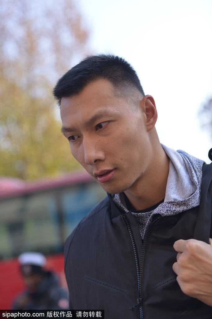 鲁粤大战前奏:华南虎济南蓄势待发,新老交替迎考验 广东宏远小外援杰克逊在训练中运球观察,准备寻找传球机会,力求在比赛中证明自己的价值。