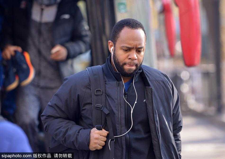 鲁粤大战前奏:华南虎济南蓄势待发,新老交替迎考验 广东宏远球员赵睿在赛前训练中全神贯注地控球突破,动作敏捷,展现出伤愈复出的良好状态。