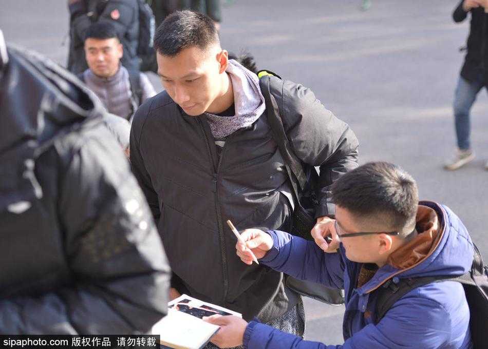 鲁粤大战前奏:华南虎济南蓄势待发,新老交替迎考验 广东宏远全队球员围拢在一起进行赛前鼓劲,大家手叠在一起,气氛团结而热烈,准备迎接鲁粤大战。