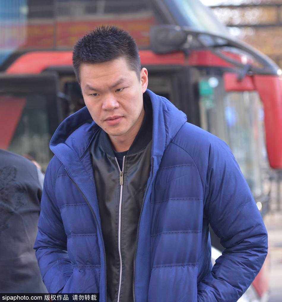 鲁粤大战前奏:华南虎济南蓄势待发,新老交替迎考验 广东宏远主帅尤纳斯在场边指导球员,表情严肃认真,手势丰富地布置着针对性的战术。