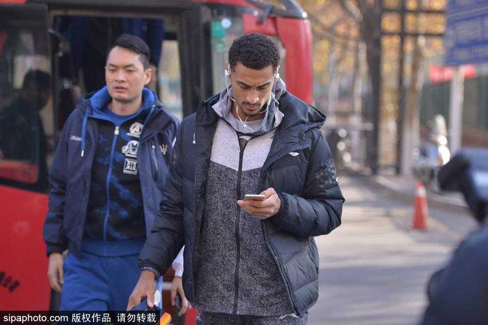 鲁粤大战前奏:华南虎济南蓄势待发,新老交替迎考验 周鹏在训练中边线运球观察队友跑位,神情自若,彰显队长在队伍中的核心领导作用。