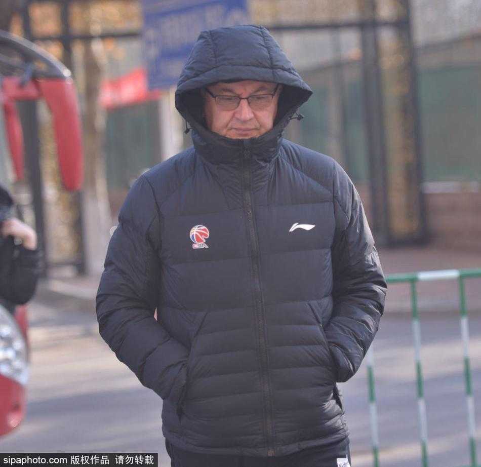 鲁粤大战前奏:华南虎济南蓄势待发,新老交替迎考验 身穿蓝色训练服的易建联在山东高速球馆训练中持球,目光坚定,准备进行投篮练习。