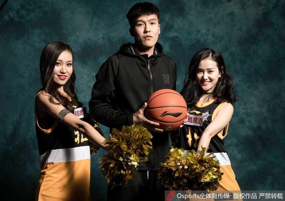 南区星锐队的小伙子们眼神坚毅，仿佛能透过镜头看到他们对胜利的渴望，整齐的球衣下是藏不住的少年锐气。