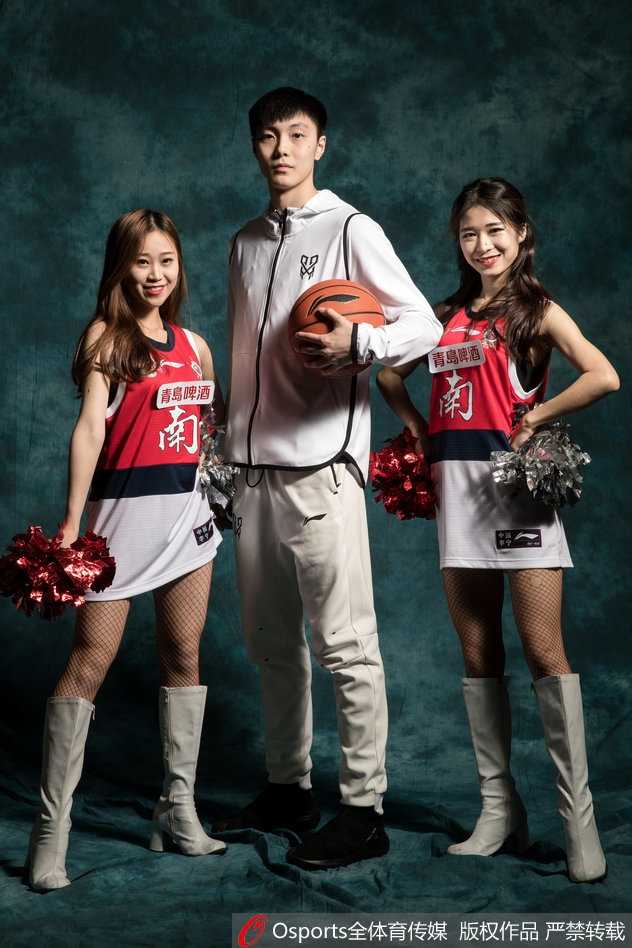 深圳籍球员沈梓捷的单人特写中，他张开双臂如同大鹏展翅，背景的虚化处理更凸显了他惊人的臂展，仿佛在向家乡父老宣告：这里是我的主场。