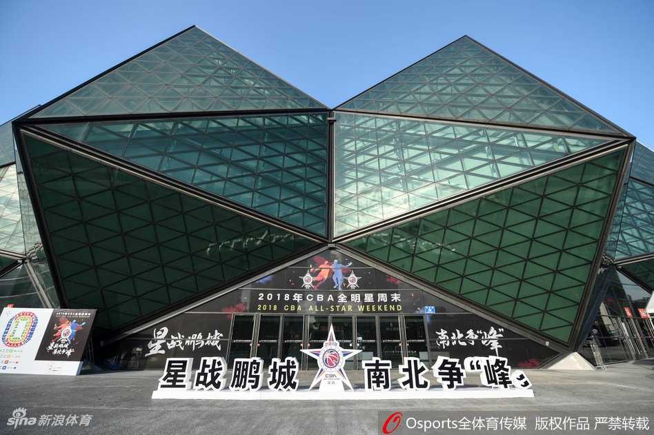 鹏城星光璀璨,易建联家乡加冕CBA全明星MVP 场馆外的球迷广场变成了欢乐的海洋,巨大的CBA全明星赛logo格外醒目,球迷们有的在合影留念,有的在参与互动游戏,到处都是欢声笑语。