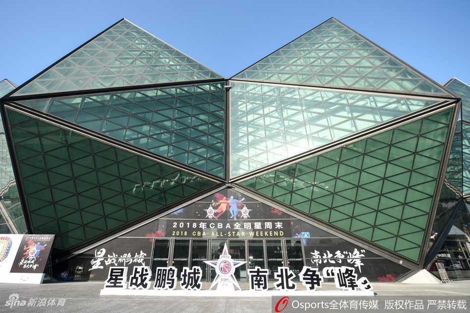 鹏城星光璀璨,易建联家乡加冕CBA全明星MVP 夕阳的余晖将大运中心染成温暖的橘红色,广场上人潮涌动,身穿各色球衣的球迷们手持门票,脸上洋溢着节日的喜悦,有序地通过安检进入球场。