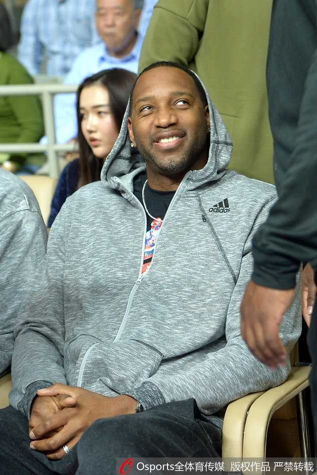 麦蒂现身源深体育馆,昔日得分王微笑见证CBA经典一战 麦蒂露出轻松愉快的笑容,眼睛弯成好看的弧度,似乎在和身边的人谈论着场上某个精彩的回合,心情十分放松。