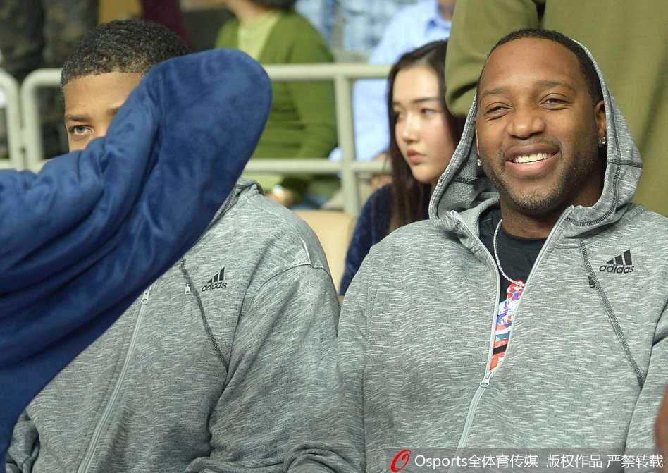 麦蒂现身源深体育馆,昔日得分王微笑见证CBA经典一战 麦蒂现身CBA赛场,身着一袭休闲黑衣,嘴角扬起那抹标志性的慵懒微笑,眼神中透露出对比赛的专注与往昔峥嵘岁月的追忆。