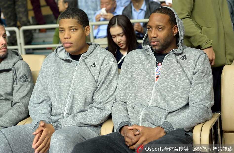 麦蒂现身源深体育馆,昔日得分王微笑见证CBA经典一战 赛场上的拼抢异常激烈,球员们汗如雨下,而麦蒂坐在场边仿佛一个安静的观察者,眼前的喧嚣与他沉静的气质形成鲜明对比。