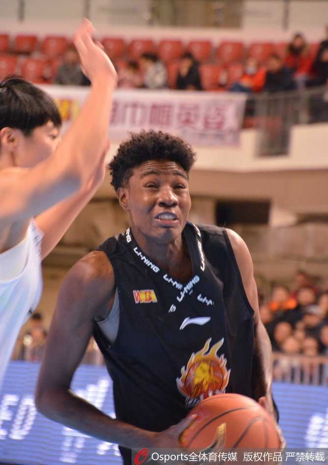 黑龙江队七号球员在三分线外高高跃起，篮球脱手而出划过一道彩虹弧线，防守球员飞身封盖却鞭长莫及，全场目光聚焦于这颗即将入网的皮球。