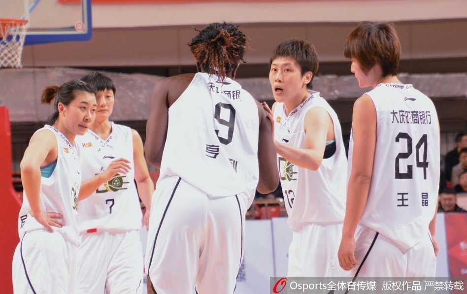 浙江队发动闪电快攻，白色球衣的球员如利箭般穿透防线，黑龙江队两名防守球员奋力回追，三人几乎同时腾空，篮球在篮筐上弹了一下，现场惊呼声四起。