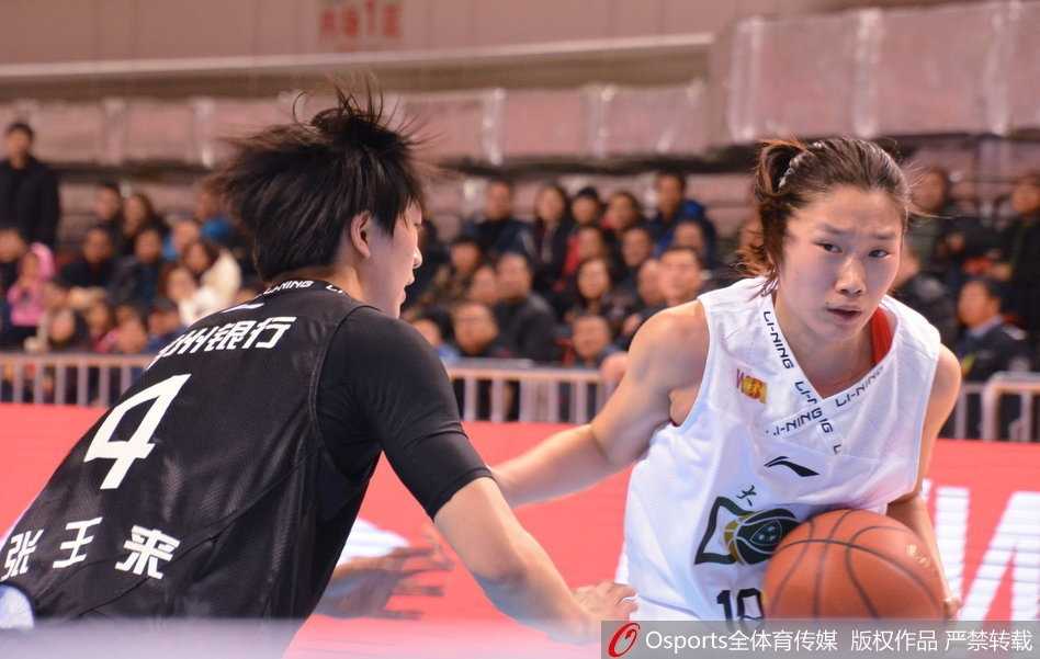 浙江队外援在罚球线上稳稳出手，身后的计时器数字跳动，全场突然安静，只有篮球空心入网时清脆的刷网声，她紧抿嘴唇，这一球承载着追平比分的希望。