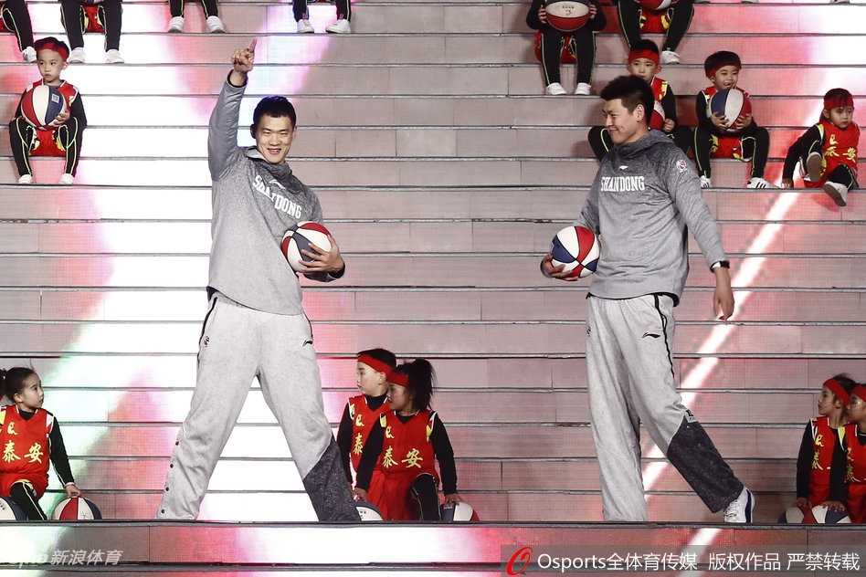 节目录制圆满结束，五位山东男篮球员并排站立，双手自然下垂，对着镜头露出灿烂而略带羞涩的笑容，定格下这段难忘的春晚之旅。