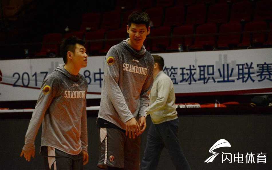 齐鲁健儿全力冲刺,山东男篮大本营静待“劳森”归位 训练结束后的放松拉伸环节,老将孙桐林正俯身指导一位年轻内线如何进行赛后肌肉放松,两人的表情轻松而专注,这一刻的传承比任何战术都更能体现球队的底蕴。