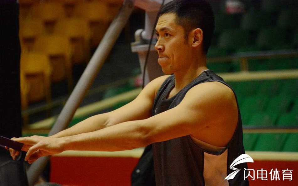 齐鲁健儿全力冲刺,山东男篮大本营静待“劳森”归位 训练对抗赛中,减重后的陶汉林在内线强打后遭遇包夹,他并未强行出手,而是眼疾手快地将球分给外线无人防守的队友,这一瞬间的视野和大局观正是山东队战术升级的缩影。