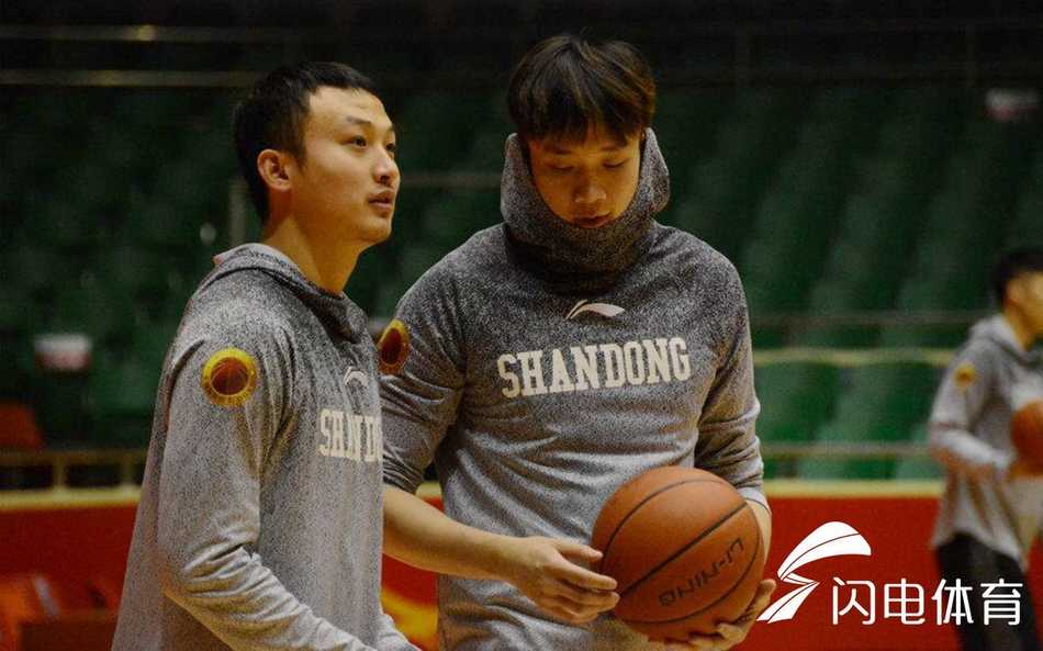 齐鲁健儿全力冲刺,山东男篮大本营静待“劳森”归位 训练馆的角落里,几名未能进入对抗主阵容的球员正在进行着一对一的投篮加练,皮球撞击地板的声音清脆而有力,仿佛在诉说着年轻球员渴望抓住机会、证明自己的迫切心情。