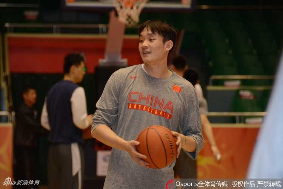 齐鲁健儿厉兵秣马 全力冲刺季后赛新征途 一位年轻队员在训练中高高跃起,试图封盖队友的投篮,阳光透过窗棂洒在他坚毅的面庞上,青春的力量在此刻尽情绽放。