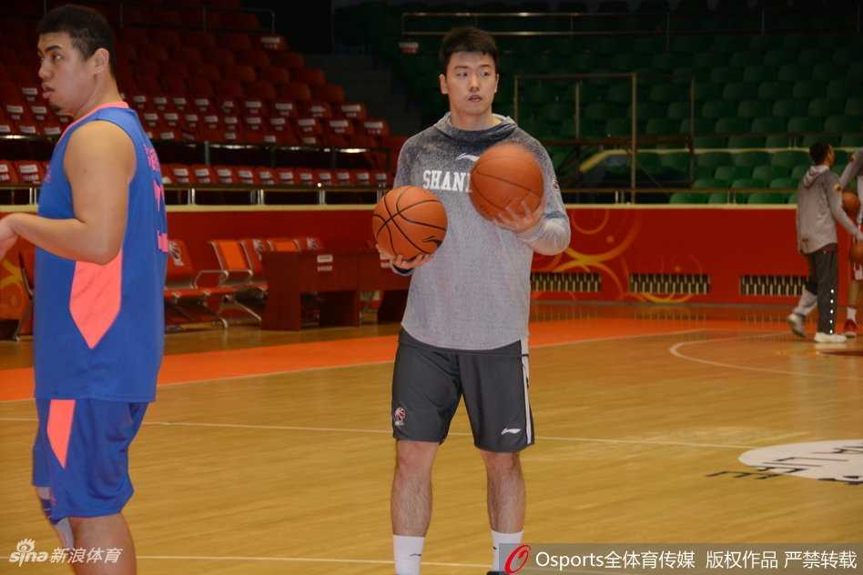 齐鲁健儿厉兵秣马 全力冲刺季后赛新征途 新援琼斯在篮下卡位要球,他强壮的身体如同铁塔一般,眼神坚毅,正准备用一次暴扣宣示自己已为即将到来的恶战做好准备。