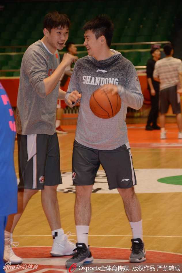 齐鲁健儿厉兵秣马 全力冲刺季后赛新征途 主帅邱彪双手叉腰,神情专注地注视着场上的一举一动,他犀利的眼神仿佛在审视每一个战术细节,随时准备给予弟子们指导。