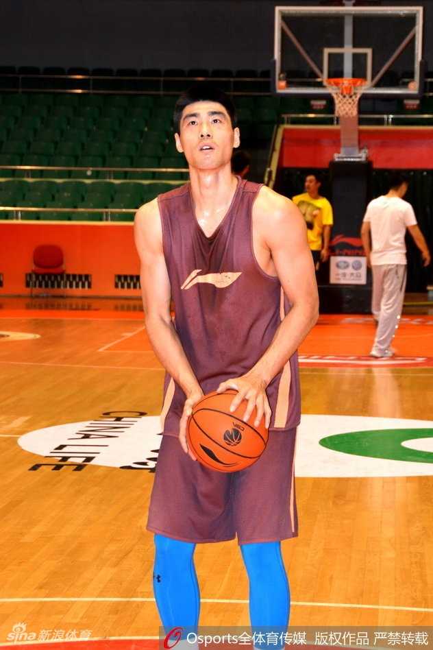 山东男篮的赛前备战气氛火热，助教与球员们围拢在一起，手势翻飞，正进行着针对性的战术推演。