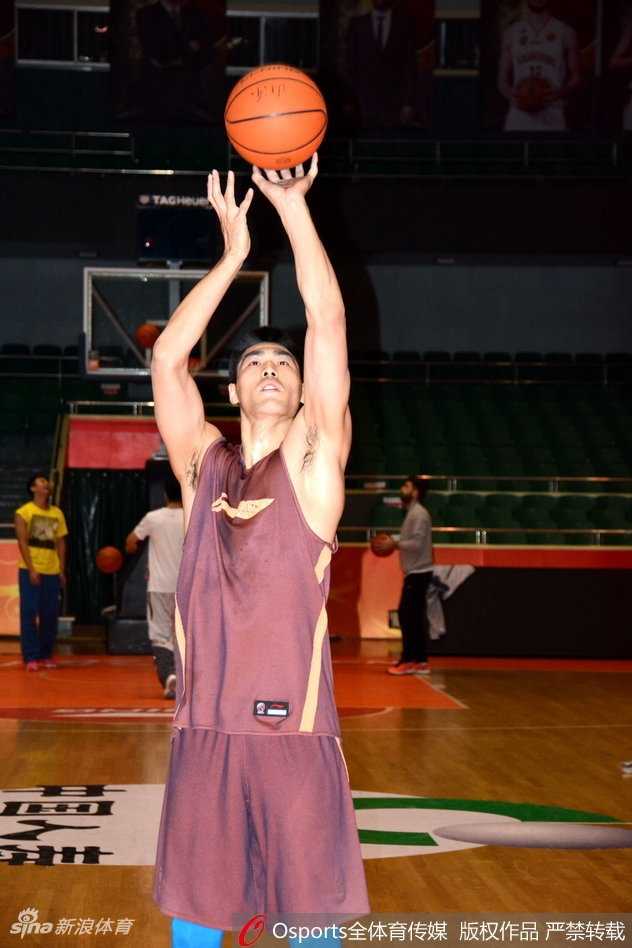 核心丁彦雨航在训练间隙拉伸放松，身体虽显疲惫，但目光如炬，静待周五与广东的巅峰对决。