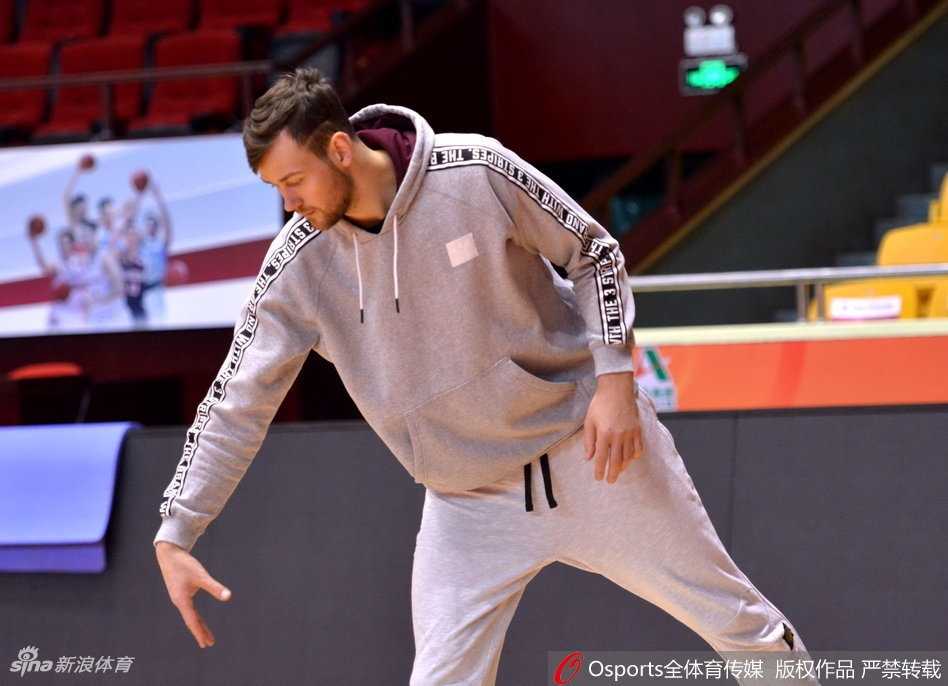 齐鲁健儿秣马厉兵 丁彦雨航领衔山东男篮蓄力CBA第十三轮 经验丰富的后卫张庆鹏在训练中全神贯注地运球突破,即便汗水浸湿了球衣,他依然用标志性的速度和变向,证明着自己油箱里还有充足的燃料。