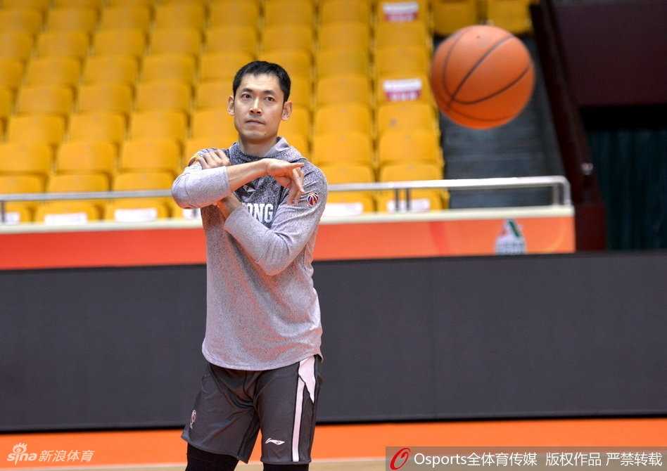 齐鲁健儿秣马厉兵 丁彦雨航领衔山东男篮蓄力CBA第十三轮 战术板前,主教练凯撒正拿着战术笔向球员们耐心讲解跑位路线,队员们或站或坐,围成一圈认真聆听,整个团队沉浸在严谨又和谐的战术探讨氛围中。