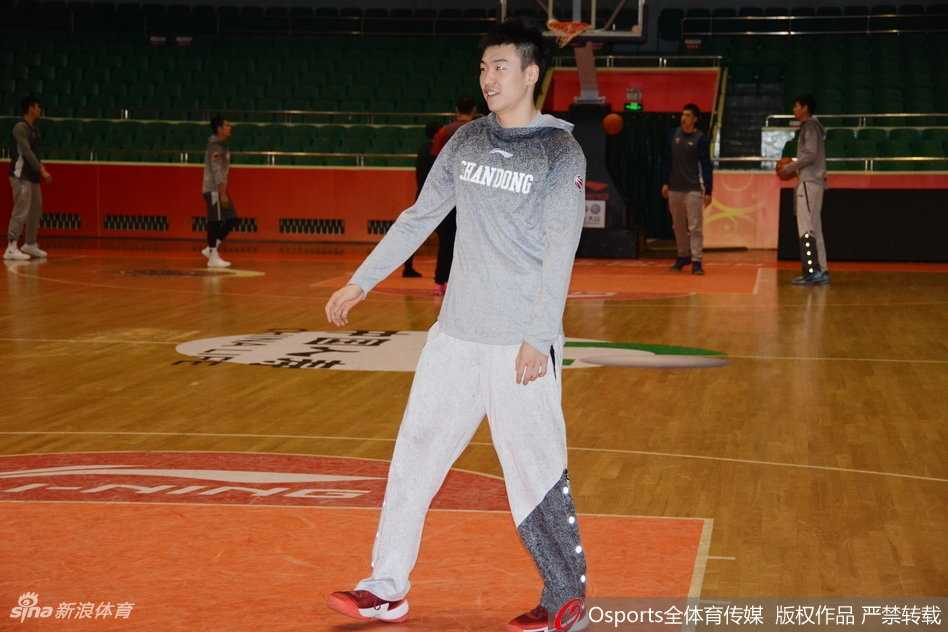 齐鲁健儿秣马厉兵 丁彦雨航领衔山东男篮蓄力CBA第十三轮 汗水顺着脸颊滑落,丁彦雨航在训练间隙双手撑膝稍作喘息,眼神却依然望向球场另一端,仿佛在沉思如何将下一轮的对手彻底击溃,坚毅与疲惫交织成动人的画面。