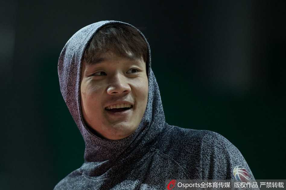 齐鲁兄弟连柔情一刻,丁彦雨航率山东众将轻装上阵剑指同曦 在短暂的嬉闹后,山东队迅速投入战术训练,丁彦雨航认真聆听主教练凯撒的战术布置,眼神专注,与刚才的顽皮形象判若两人。