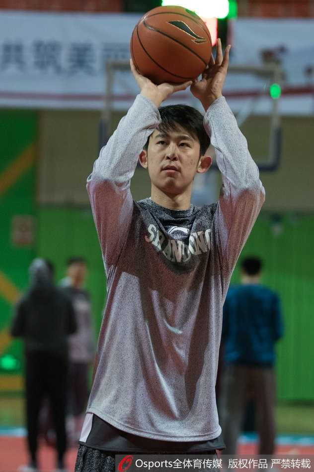 齐鲁兄弟连柔情一刻,丁彦雨航率山东众将轻装上阵剑指同曦 训练结束后,丁彦雨航加练投篮,汗水湿透了训练服,但他依旧专注地出手,身后的巨大海报仿佛映衬出他扛起山东队前行的坚定背影。