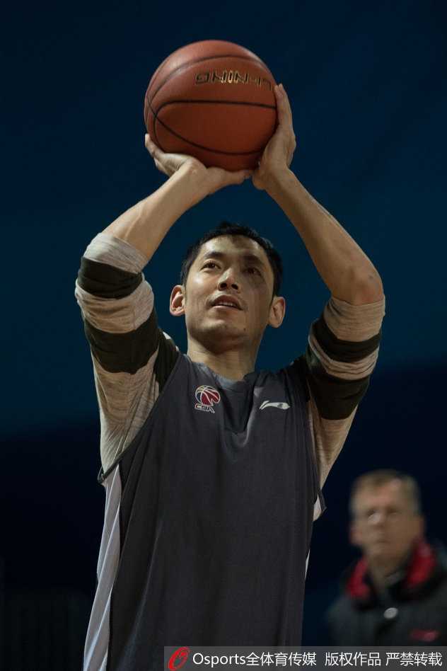 齐鲁兄弟连柔情一刻,丁彦雨航率山东众将轻装上阵剑指同曦 山东高速队球员在训练间隙围在一起,丁彦雨航站在中间比划着什么,似乎在与大家分享刚才那个神奇进球的秘诀,气氛非常融洽。