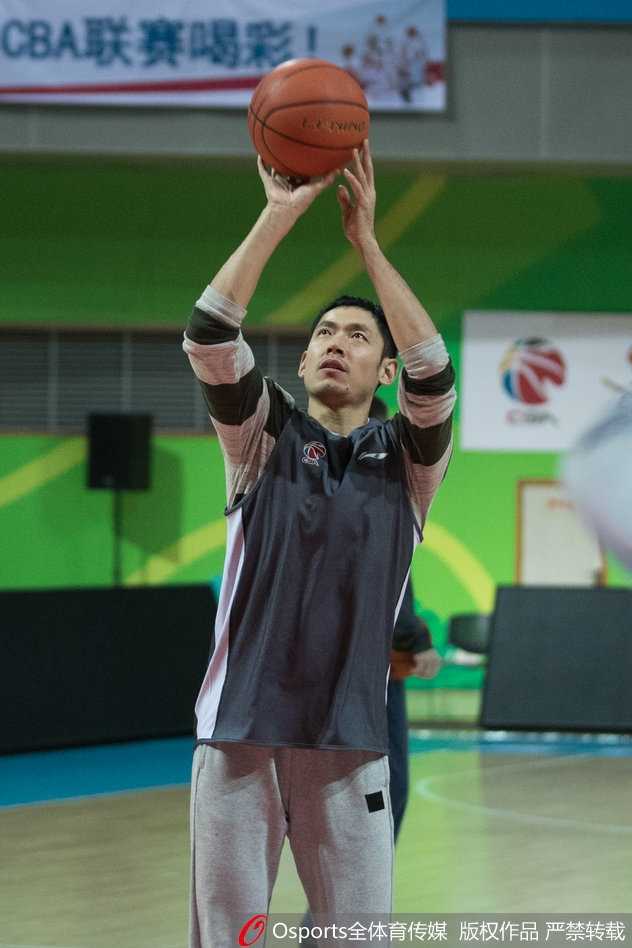 齐鲁兄弟连柔情一刻,丁彦雨航率山东众将轻装上阵剑指同曦 丁彦雨航在训练中开怀大笑,与队友比划着手势,眼神中透露出顽皮的光芒,队友则假装严肃地听他“讲战术”。