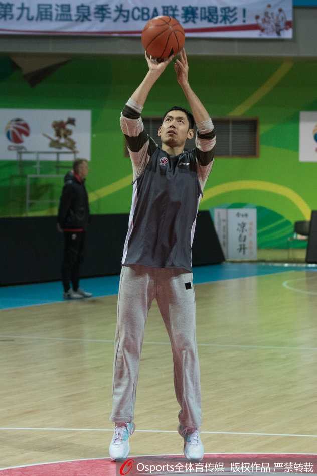 齐鲁兄弟连柔情一刻,丁彦雨航率山东众将轻装上阵剑指同曦 体能教练受到丁彦雨航的感染,正聚精会神地从篮架后方尝试高难度投篮,队友们站在一旁准备抢篮板,脸上洋溢着轻松的笑容。