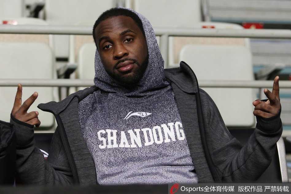 齐鲁兄弟连:劳森妙传牵线,张庆鹏末节疯演齐鲁情 全队进行战术合练,球员们围绕教练围成一圈,劳森认真倾听,张庆鹏若有所思,这支豪华之师的每一个细节都在为即将到来的恶战做准备。