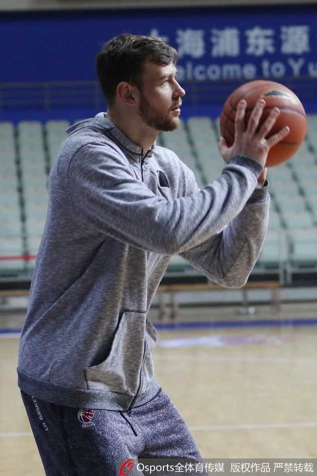 齐鲁兄弟连:劳森妙传牵线,张庆鹏末节疯演齐鲁情 训练场上,劳森面对镜头露出标志性的憨厚笑容,手中运球自如,一旁的队友则全神贯注地观察他的动作,整个球馆洋溢着轻松又专注的备战氛围。