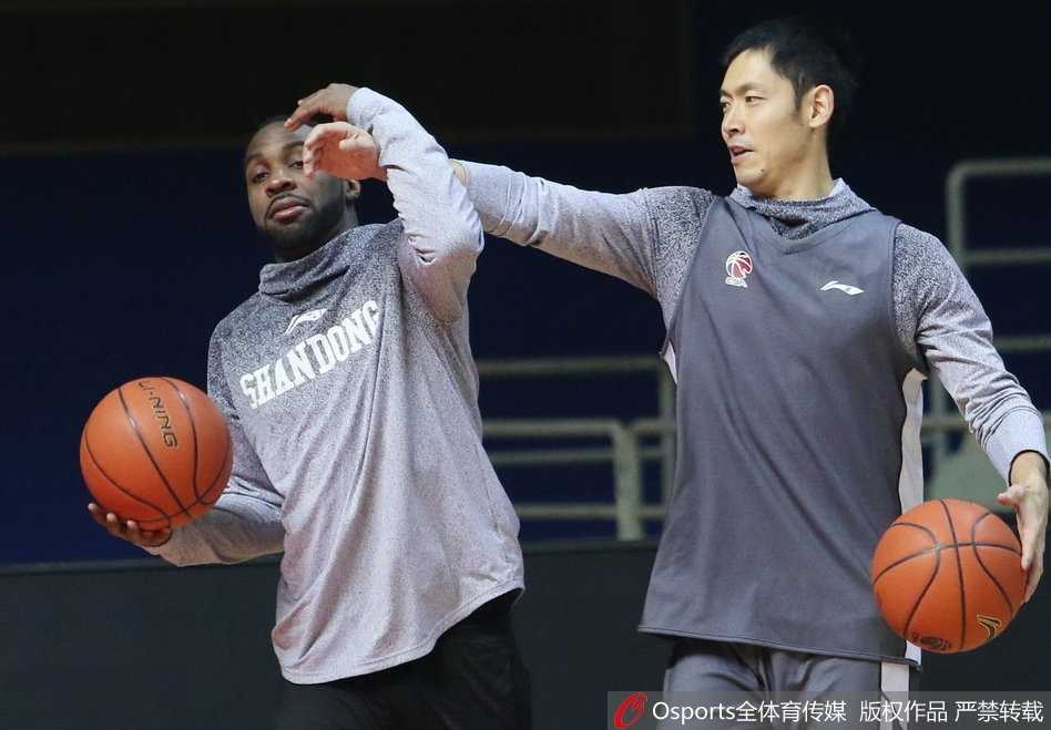 齐鲁兄弟连:劳森妙传牵线,张庆鹏末节疯演齐鲁情 主帅凯撒双手叉腰站在场边,目光如炬地注视着场内弟子们的跑位,他的身后是替补席,场上的每一次传切配合都牵动着他的神经。