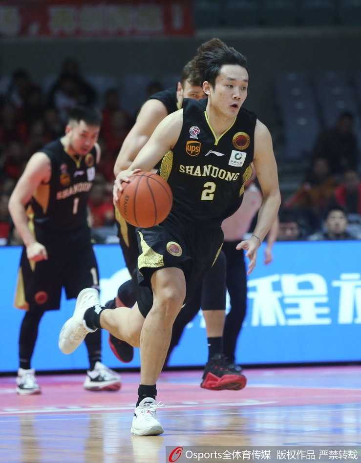 丁彦雨航在八一队严密的三人合围下，依然毫无惧色地强行突破，眼神中透露出必胜的锋芒。