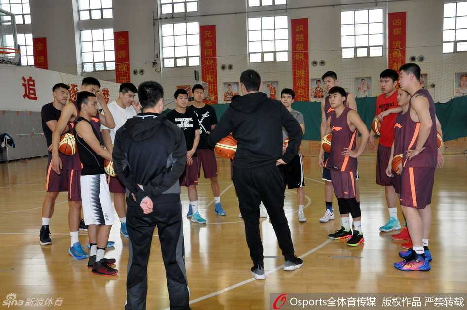 内线悍将贾诚在低位卡位要球，他的手臂肌肉线条分明，身后是激烈的身体对抗，展现着全运会级别的防守强度。