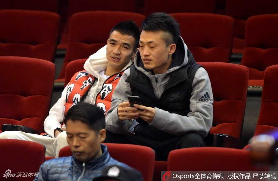 山东队核心球员丁彦雨航在八一队球员的严密包夹下，依然毫无惧色，他运球强行突破，眼神坚定地望向篮筐，准备寻找稍纵即逝的出手空间。