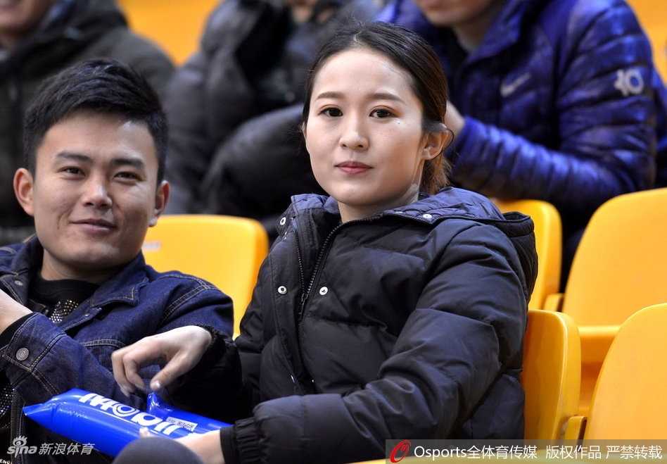 终场哨响，山东队球员集体向看台上的球迷鞠躬致谢，球迷们则报以热烈的掌声和欢呼，共同庆祝这场酣畅淋漓的大胜，整个体育馆沉浸在一片欢乐的橙色海洋中。