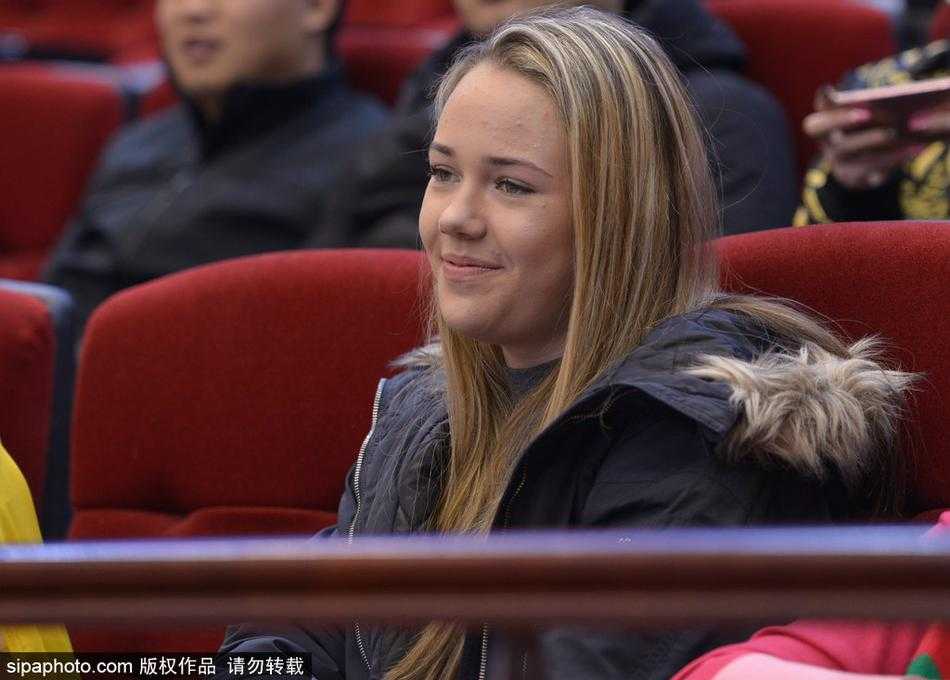 齐鲁冬夜,那一抹温柔热爱:聚焦CBA赛场上的女性力量 她安静地坐在看台上,即使周围喧嚣四起,眼神中也透着一股对比赛的专注与思索,仿佛在用自己的方式解读着场上的每一次攻防转换。