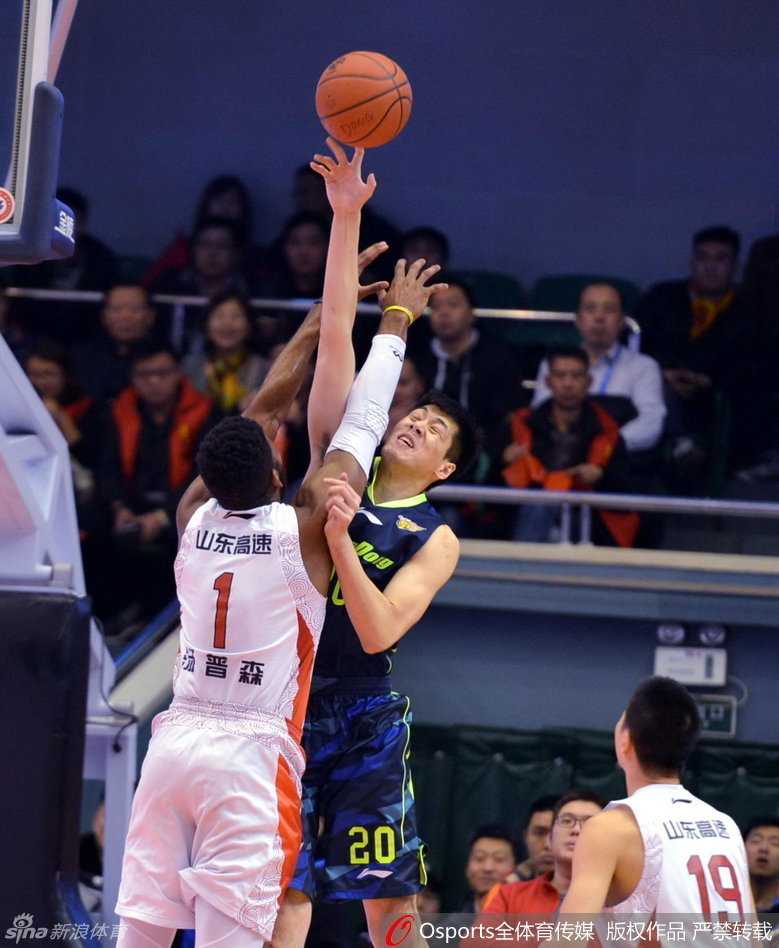 齐鲁决杀华南虎:丁彦雨航铸神迹,粤鲁大战铸经典 终场哨响,丁彦雨航与队友激情相拥,这场来之不易的胜利让整个山东队陷入了狂欢的海洋。