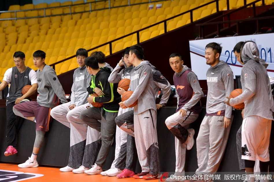 昔日NBA火箭双星莫泰尤纳斯在低位背身要球，面对防守球员的绕前干扰，他神情自若，凭借强壮的身体卡住有利位置。