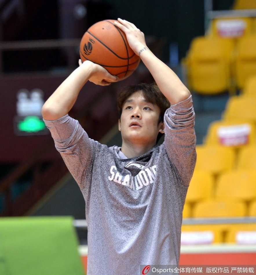 主教练凯撒在场边双手插兜，表情严肃地注视着场上的一举一动，他的眼神里充满了对胜利的渴望和对战术执行的严格考量。