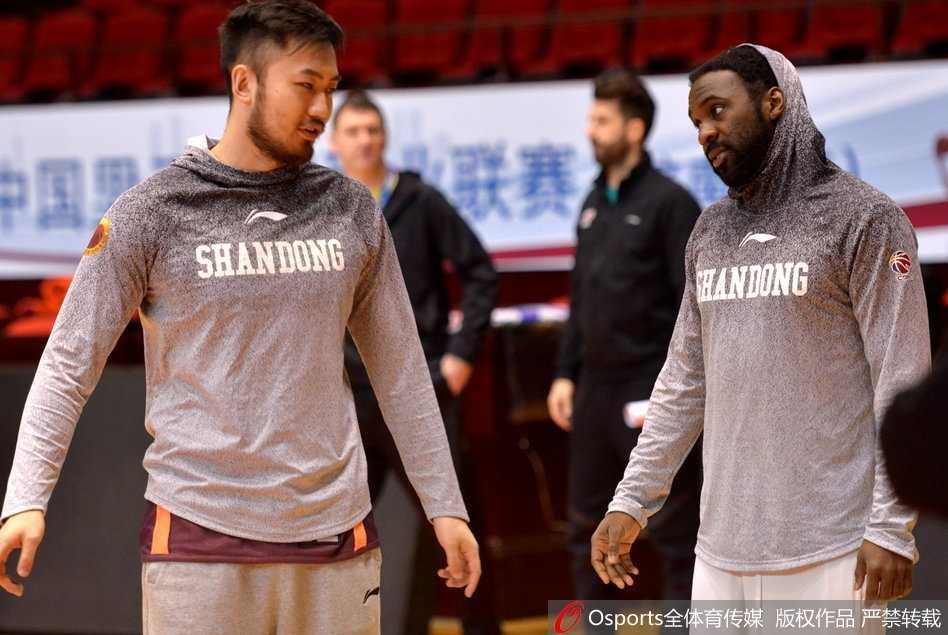 小将朱荣振眼神中带着些许青涩与专注，他在训练中努力卡位，即使面对老大哥们的强势背打也毫不畏惧，奋力顶防。