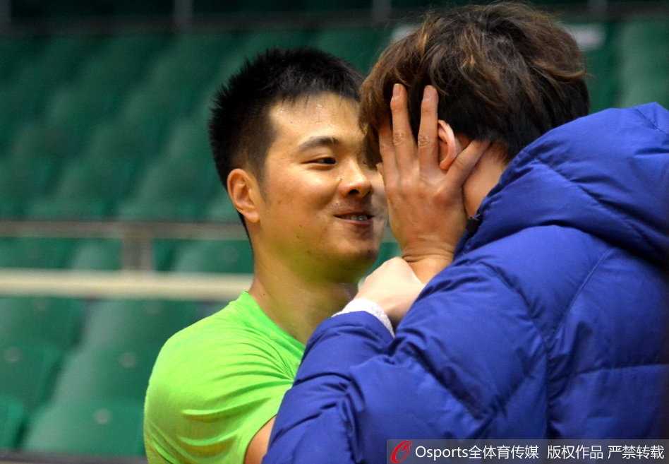 核心丁彦雨航在对抗训练中遭遇严防死守，只见他运球突破，面对防守球员遮眼干扰依然目光如炬，神情专注。