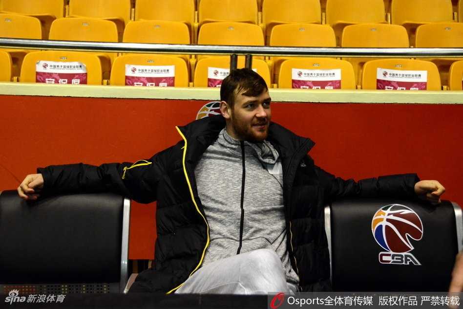 齐鲁劲旅严阵以待:山东男篮誓师第34轮,劳模组合引领复仇之战 队长吴轲在防守端张开双臂宛如铁索横江,他用经验死死卡住对手的前进路线