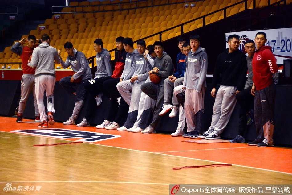 齐鲁劲旅严阵以待:山东男篮誓师第34轮,劳模组合引领复仇之战 主教练凯撒双手拢在嘴边大声呼喊,战术板上的线条勾勒出他对胜利的缜密布局